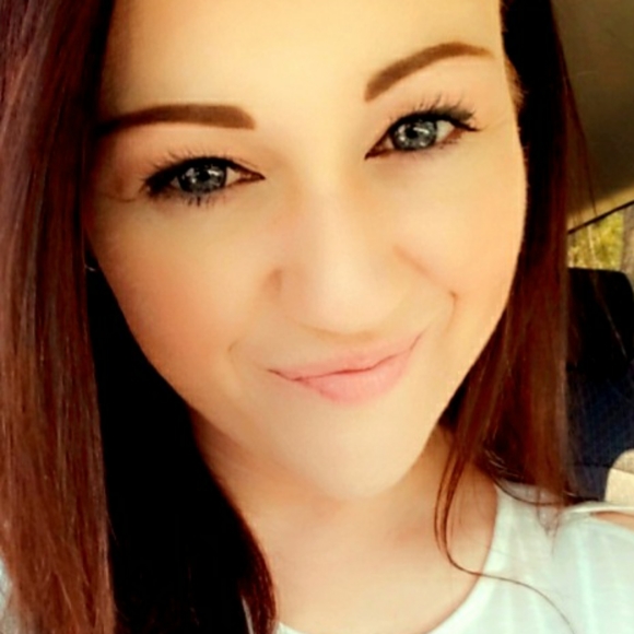 Meet your Posher, Stefanie - Picture 2 of 5